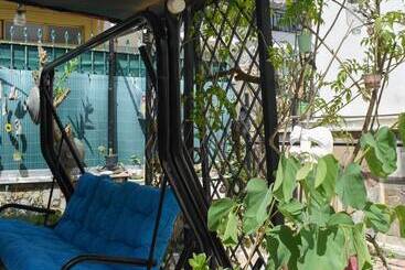 آپارتمان‌های توریست‌ها Urban Seaside Oasis   Adriana S Garden Paradise