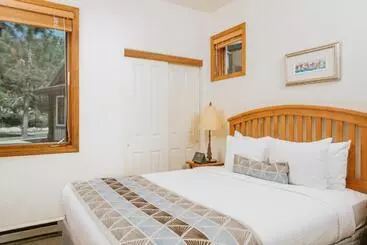 בית מלון כפרי Juniper Springs Resort