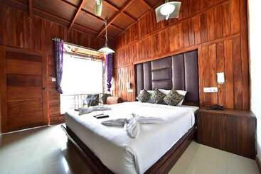 هتل Holiday N Holiday Beach Resort