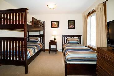 בית מלון כפרי Lift One Condominiums