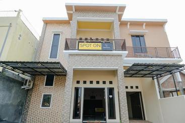 Hotel Tf Homestay Near Alun Alun Caruban