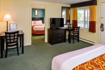 هتل Rodeway Inn Orleans Cape Cod