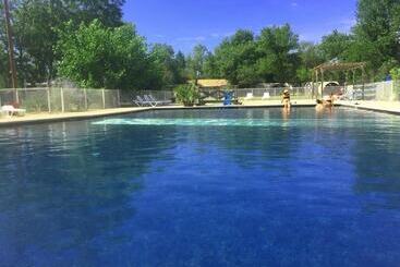 فندق Camping Le Mas Des Chenes