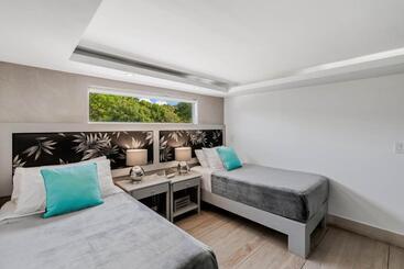 בית מלון כפרי Iguana Surf Camp