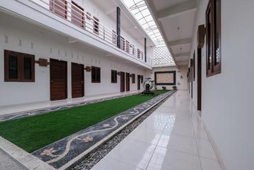 هتل Oyo 2587 Enfaza Guesthouse