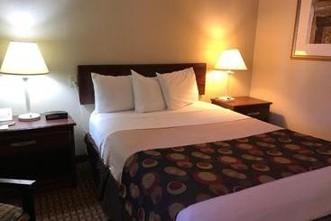 בית מלון כפרי Days Inn By Wyndham Bloomington West