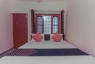 Отель Spot On The Greenwoods Retreat