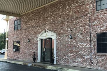 فندق على الطريق Executive Inn