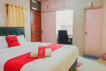 Pensión Reddoorz Plus Near Trans Studio Cibubur 2