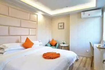 Hotel Shell Shanghai Baoshan District  Songbin Road Subway Station