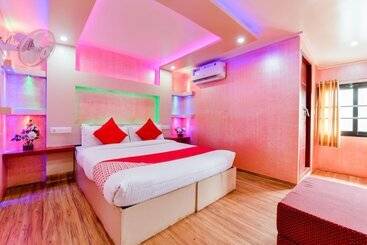 בית מלון כפרי Oyo 23482 Sht Symphony Premium Sharing Houseboat