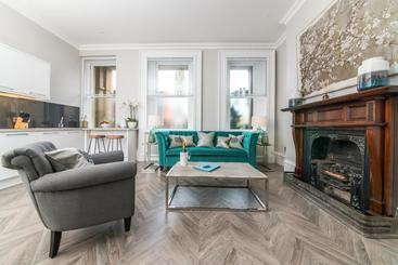 The Halcyon Hotel Apartments, Henry Street