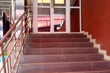 Tom Hotel And Suites