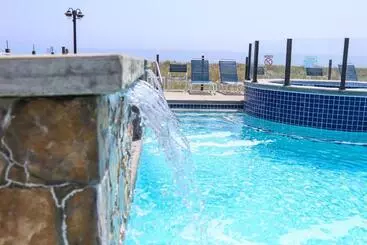בית מלון כפרי Waves Oceanfront Resort