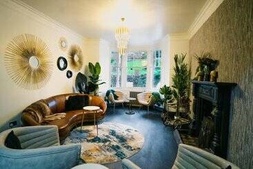 בית מלון כפרי The Cranleigh Boutique