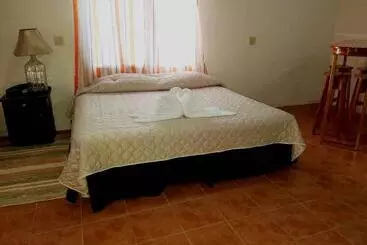 בית מלון כפרי The Log Cabinn