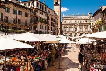 Pension (Hôtel basse catégorie) Mazzini Suite