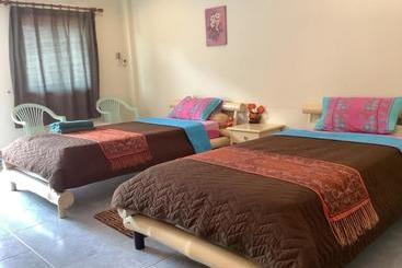 Hotelli Oyo 888 Apinya S Place Karon