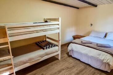 فندق صغير Away With The Fairies Nature Lodge And Backpackers