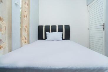 Hotel Oyo Life 2498 Kost Putri Purimas 23