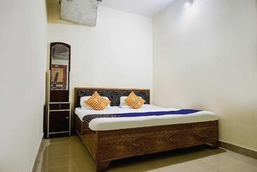 בית מלון כפרי Oyo 69787 Pathak Guest House