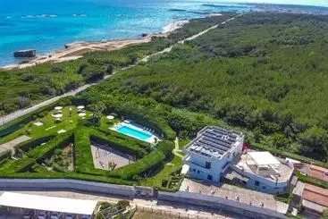 Aparthotel Residence Punta Cassano In Piscina Sulla Spiaggia Di Sabbia