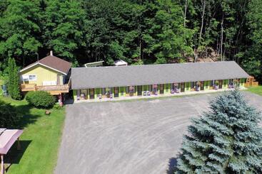 Starlite Motel & Suites