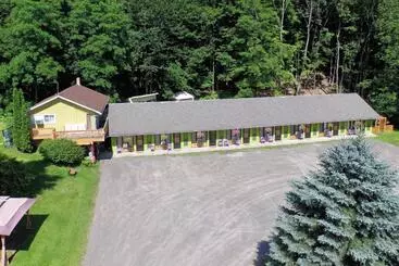 Starlite Motel & Suites