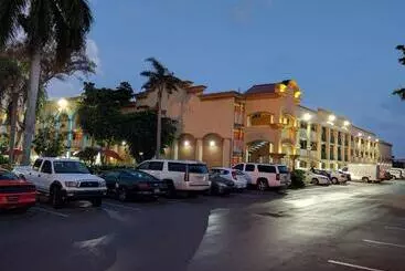 בית מלון כפרי Red Carpet Inn Airport Fort Lauderdale