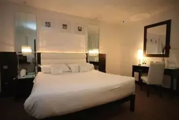 Отель Zuni Restaurant & Boutique