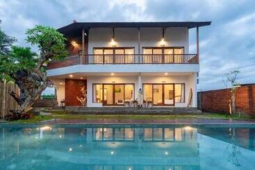 膳宿费 Utamas Keramas