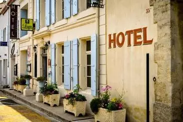 Hotelli Logis Hôtel Restaurant Résidence