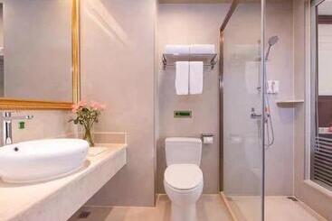 Vienna Hotel Guangdong Gaozhou City East Passenger Depot