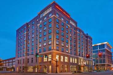 هتل Hampton Inn & Suites Nashville Downtown Capitol View