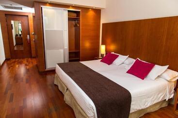 هتل Acevi Villarroel