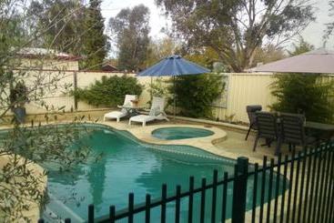 Courtsidecottage Bed And Breakfast