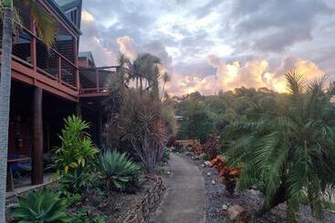 Escape 1770 Motel   No Kids   No Smoking   No Partying