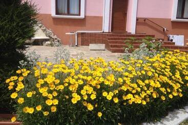 פנסיון Secret Garden House