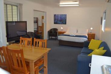 מלון דירות Alpine Riverside Cottages