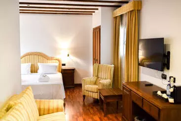 هتل (ThePlace) Bodega Real