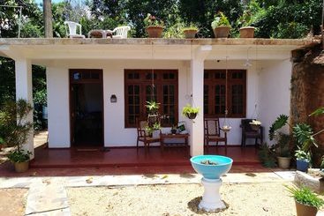 Welikande Hotel And Trekking Center