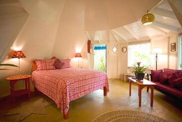 استراحتگاه The Caves