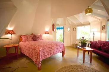 استراحتگاه The Caves