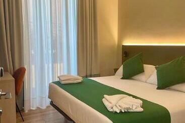 هتل Hostal Anton Martin