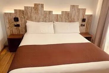 هتل Hostal Anton Martin