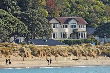 Отель Beachfront Wellington Bed And Breakfast