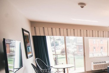 هتل Inn On Water Street