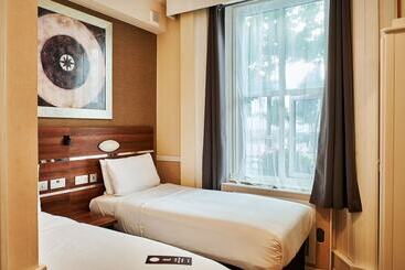 Huttons Hotel, Victoria London