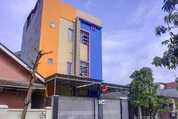 בית מלון כפרי Indah Residence Syariah Mitra Reddoorz