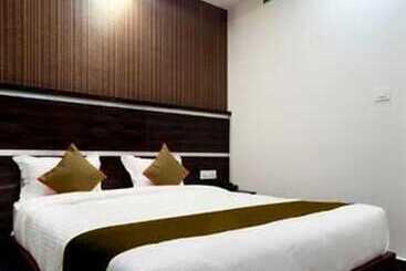 Fabhotel Prime Suloka Towers   500m From View Point, Kaveri River